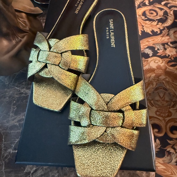 Saint Laurent Tribute slides, 39 - Picture 1 of 3